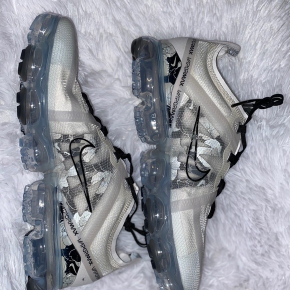 Women’s size 12 Vapormax 2019 - Picture 2 of 8
